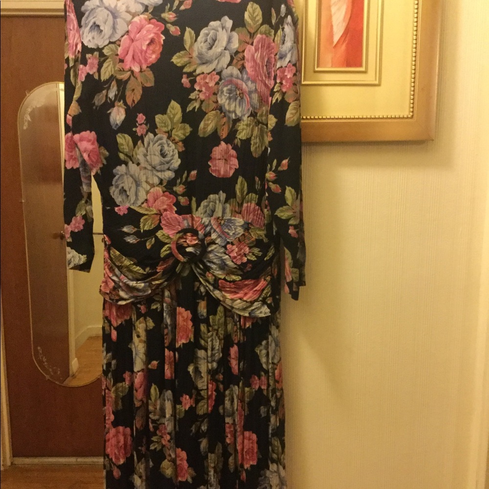 A PINK & BLACK FLORAL PRINT VINTAGE DRESS. SZ 14.
